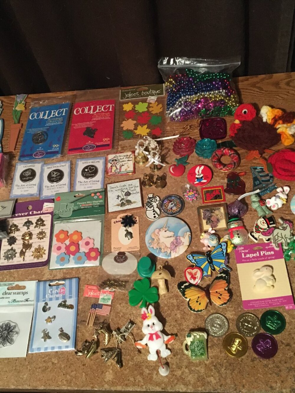 LOT OF PINS BUTTONS KEYCHAINS MAGNETS TOKENS CRAFT CHARMS BEAD NECKLACES IRON-ON